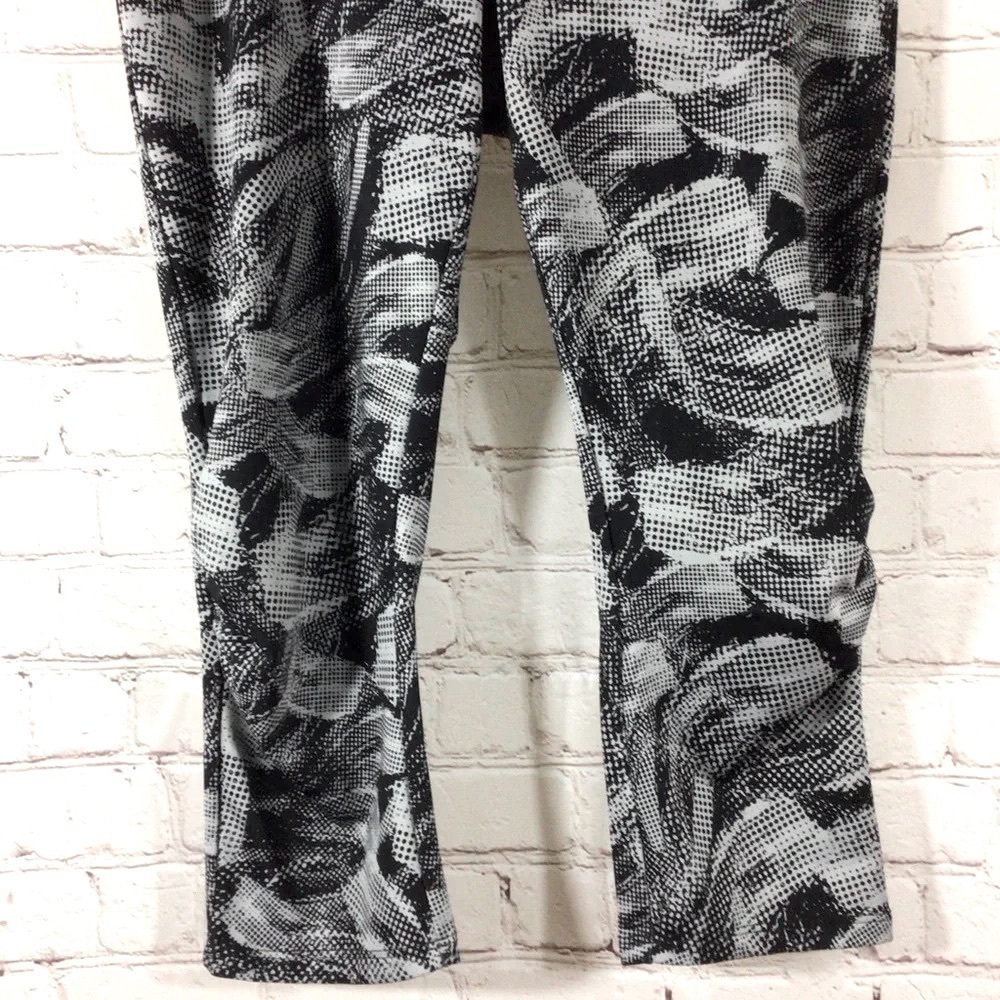 Danskin Now Black & Gray Capri Leggings with pocket - Size Medium (8-10) - Picture 4 of 10